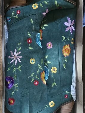 dingo Black and White Distressed Logo Print